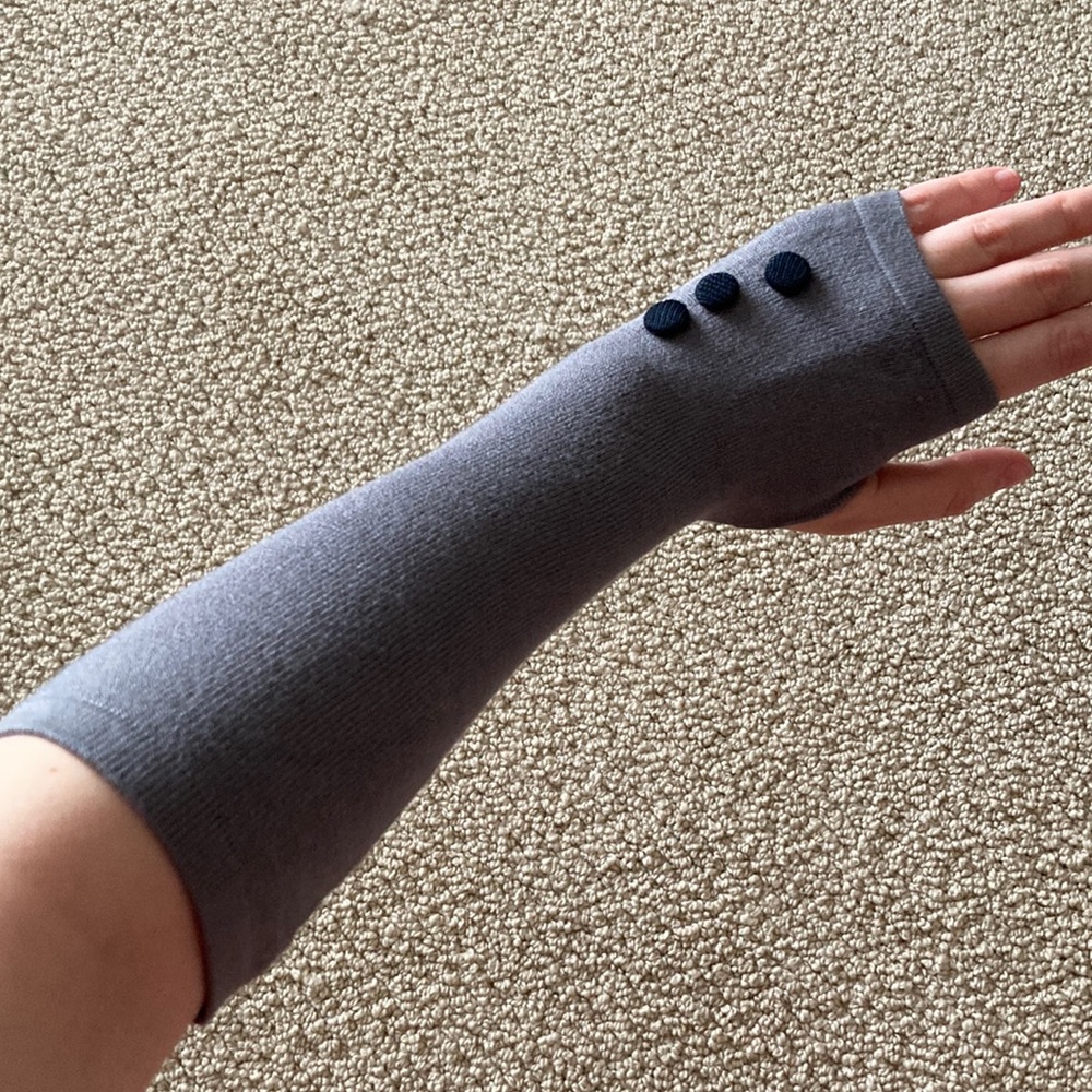 Y2K Arm Warmer Grey Black Button Knit Acrylic Thumbholes 2000’s Women’s Kids EUC